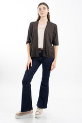 modella indossando Cardigan leggero in maglia con manica pipistrello e linea morbida colore