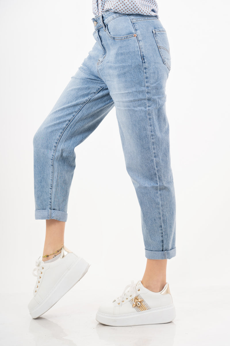 modella indossando Jeans mom fit vita alta in denim morbido con risvolto colore