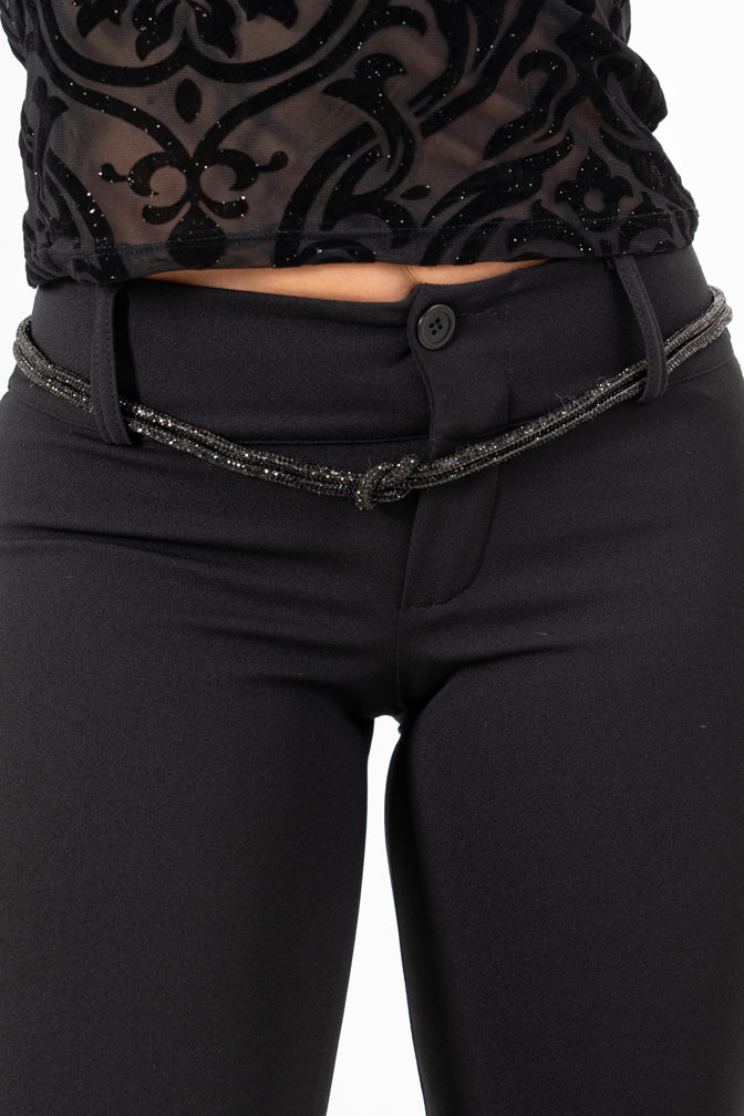 modella indossando Cintura gioiello con catena e strass colore Nero-Oro Unica