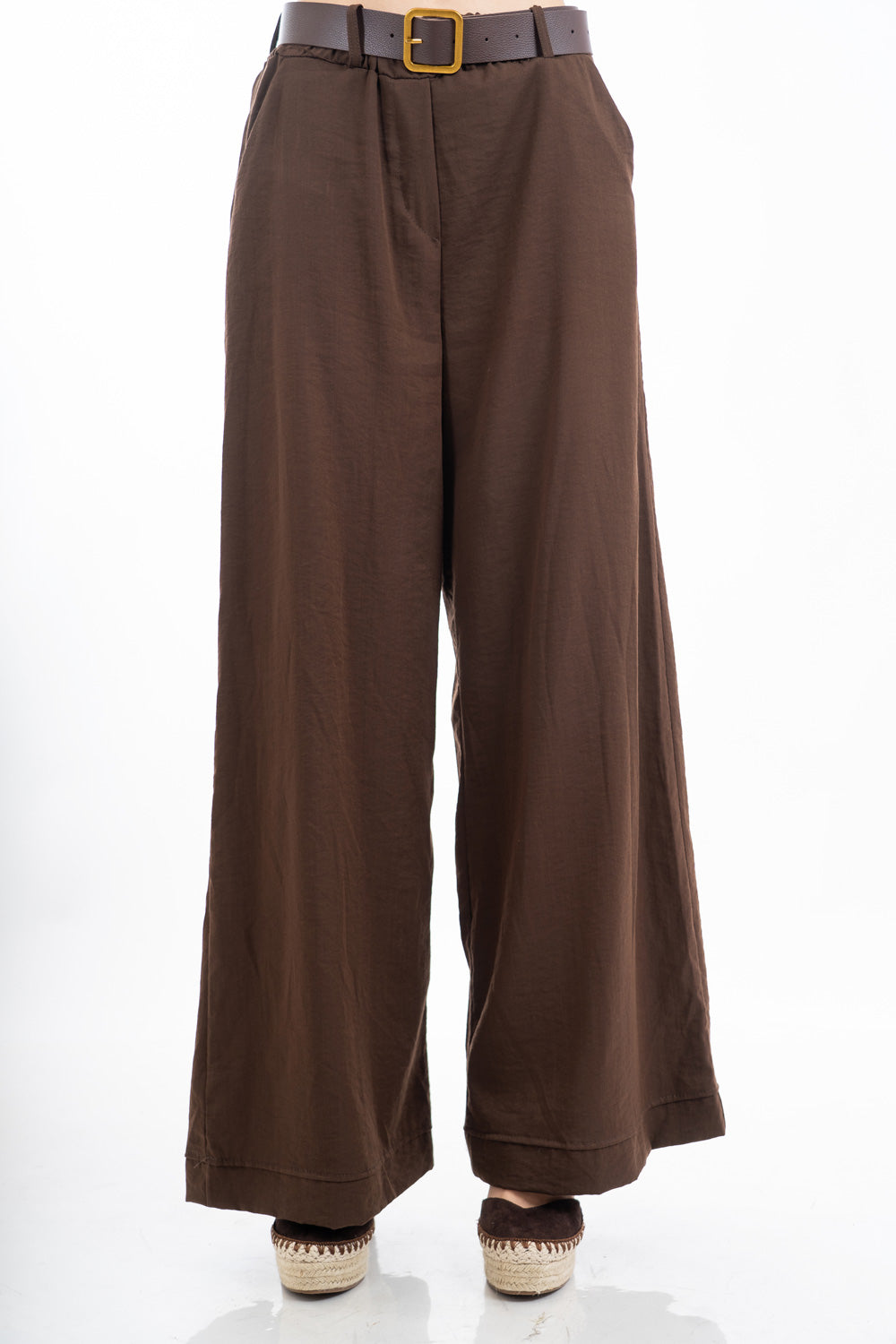 modella indossando Pantalone palazzo con elastico in vita, tasche e cintura inclusa effetto naturale colore Marrone Unica