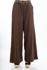 modella indossando Pantalone palazzo con elastico in vita, tasche e cintura inclusa effetto naturale colore Marrone Unica