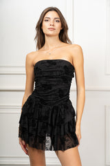 modella indossando Mini abito Floris drappeggiato con balze colore Nero Unica