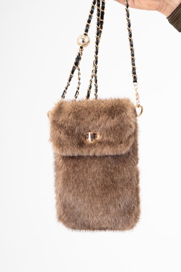 modella indossando Porta cellulare EcoFur Soft con tracolla dorata colore Tortora Unica