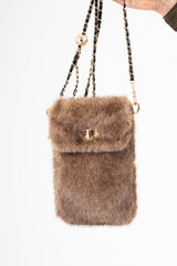 modella indossando Porta cellulare EcoFur Soft con tracolla dorata colore Tortora Unica