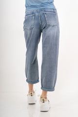 modella indossando Jeans gamba morbida in denim elasticizzato colore
