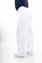 modella indossando Jeans bianco wide leg a vita alta in denim leggero elasticizzato colore Bianco