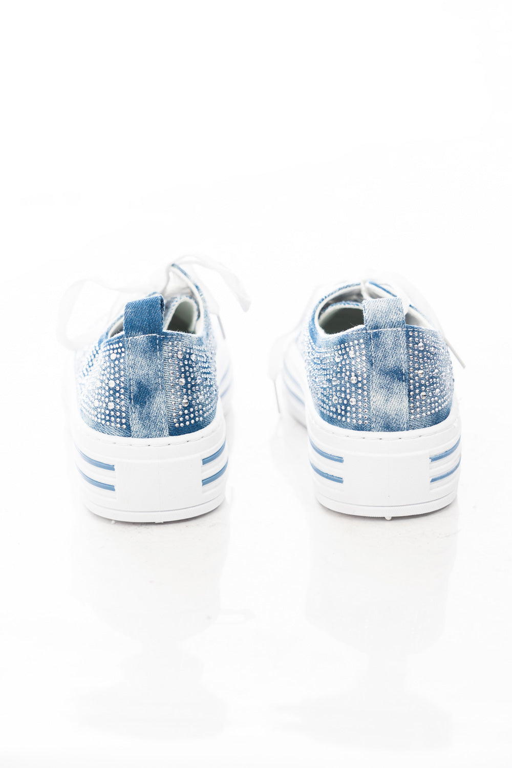 modella indossando Sneakers platform in tela denim con strass applicati colore