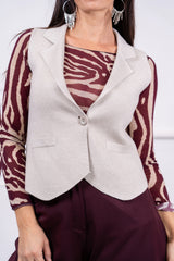 modella indossando Gilet Solenne in maglia con collo blazer colore