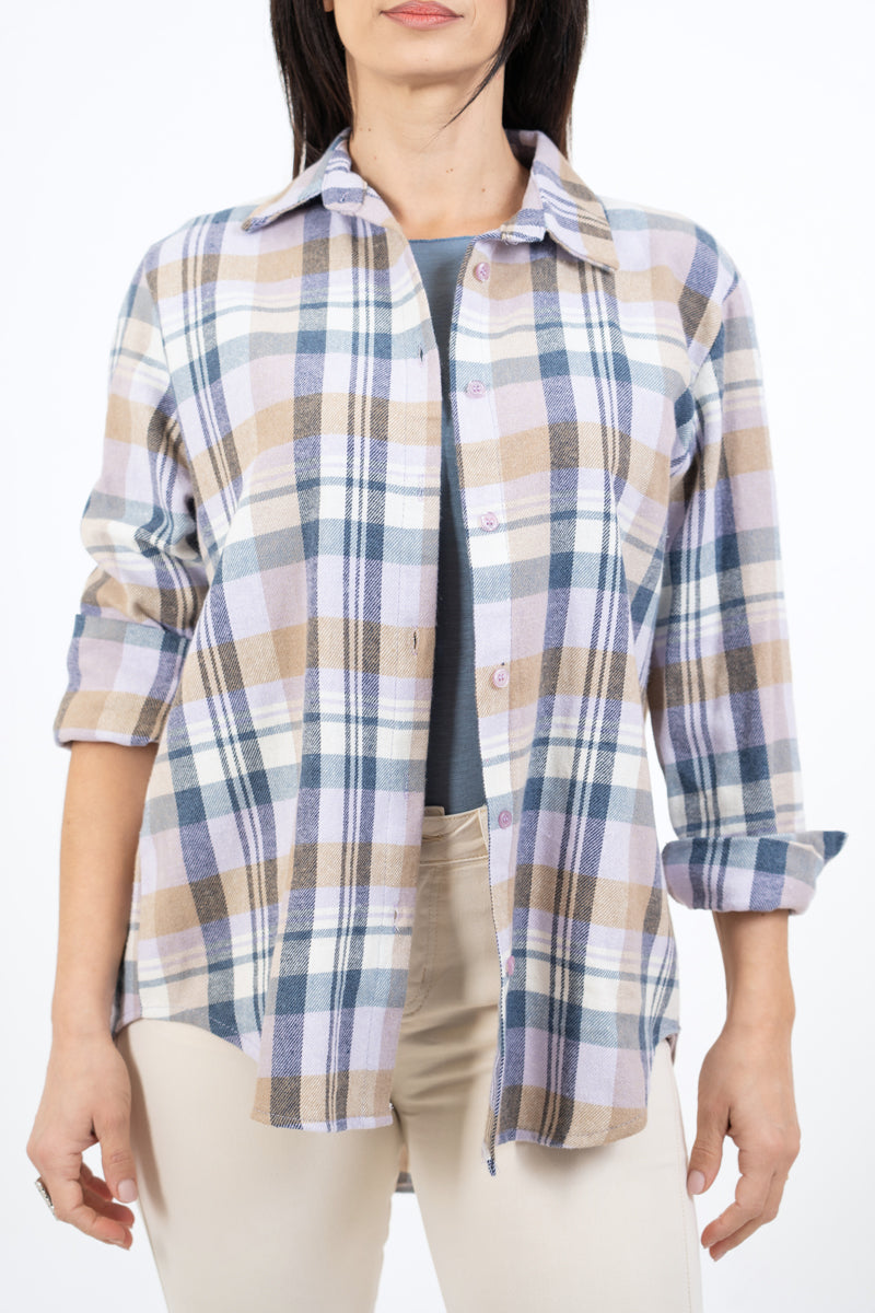 modella indossando Camicia flanella leggera a quadri in cotone colore Lilla Unica