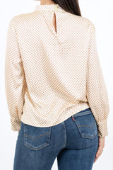 modella indossando Blusa in raso a pois con collo coreano e maniche arricciate colore