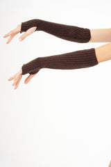 modella indossando Manicotti in maglia con asola per il pollice colore Marrone Unica