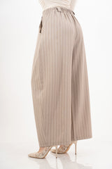 modella indossando Pantalone gessato morbido con elastico in vita – taglia unica colore