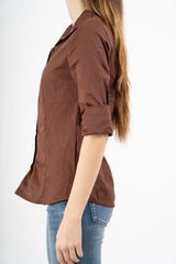 modella indossando Camicia avvitata in cotone elasticizzato marrone colore