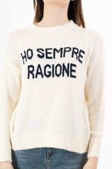 modella indossando Maglione girocollo con scritta “Ho sempre ragione” in misto lana Made in Italy colore Panna-Nero Unica