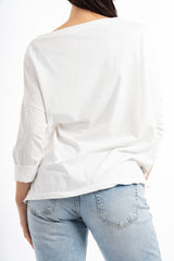 modella indossando Maglia over in cotone elasticizzato con scollo ampio e spacchi laterali colore