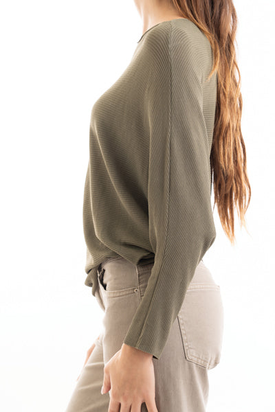 modella indossando Maglia pipistrello in filato leggero a costina orizzontale colore