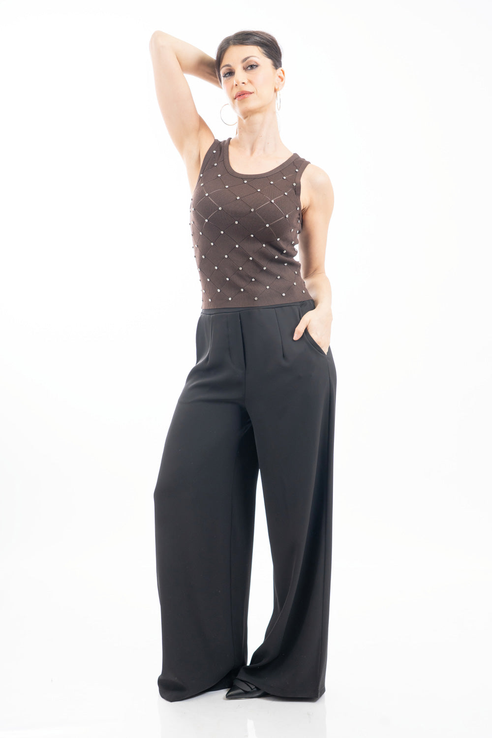 modella indossando Pantalone palazzo sartoriale con pinces e vita elasticizzata colore