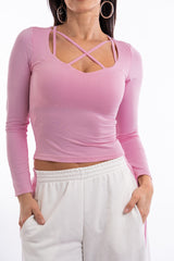 modella indossando Maglia elasticizzata con scollo sagomato e lacci interni colore Rosa Unica