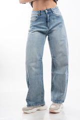 modella indossando Jeans balloon a vita alta in denim con gamba arrotondata colore Denim Medio