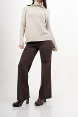 modella indossando Maglione over con collo alto in filato morbido e caldo colore