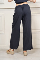 modella indossando Pantalone dritto in lino e viscosa coordinato colore