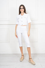 modella indossando Pantalone Capri elasticizzato con spacchetto colore Bianco