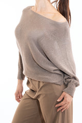 modella indossando Maglia in filato lurex a trama larga con manica pipistrello e apertura a goccia colore