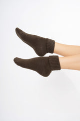 modella indossando Calze corte “Carezza” in filato morbido con bordo risvoltato colore Moro Unica