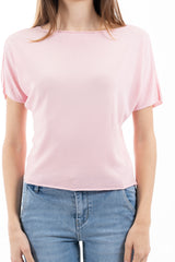 modella indossando Maglia in viscosa a manica corta con finitura minimal colore Rosa Unica