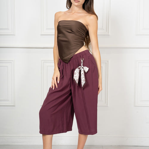 modella indossando Pantalone Midi in Misto Viscosa con Fusciacca Charm colore Rosso India Unica