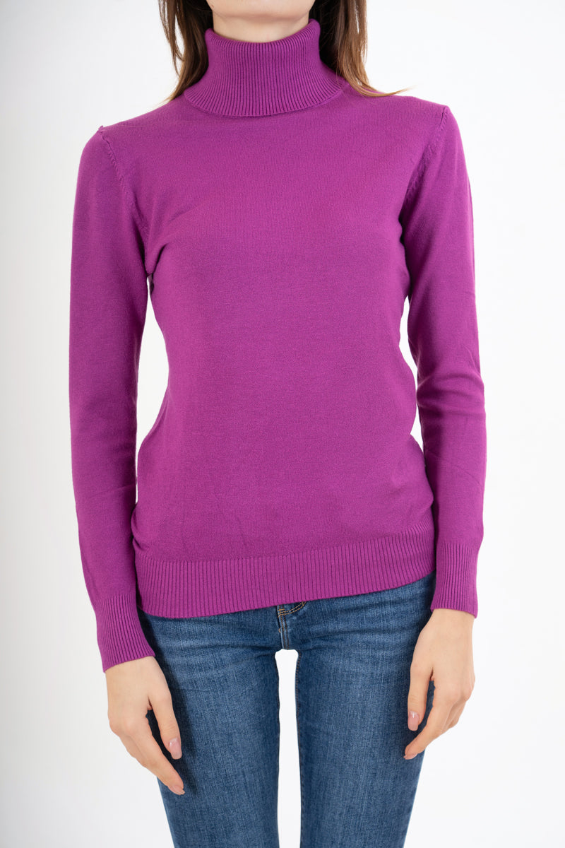 modella indossando Maglia Dream Basic Dolcevita in Viscosa colore Viola Unica