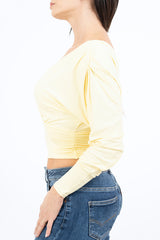 modella indossando Maglia crop drappeggiata con doppio scollo incrociato e spalle strutturate colore