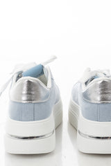 modella indossando Sneakers platform con charm gioiello luminoso e suola alta Blu Jeans colore