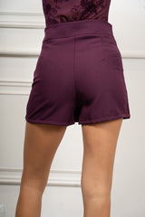 modella indossando Minigonna shorts Verona Prugna colore