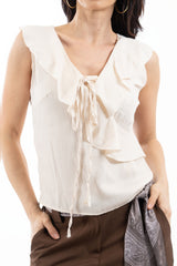 modella indossando Blusa smanicata con scollo a V e balza incrociata colore Beige Unica