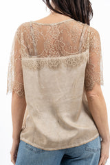 modella indossando Maglia over in viscosa con inserti in pizzo floreale colore