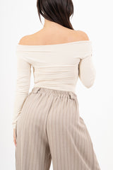 modella indossando Maglia drappeggiata con scollo ampio e arricciature laterali colore