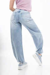 modella indossando Jeans barrel a vita alta in denim leggero effetto slavato colore