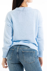 modella indossando Maglione primaverile girocollo in misto cotone colore