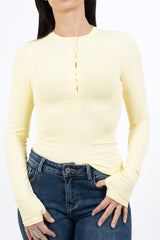 modella indossando Maglia serafino in maglina elasticizzata con foro per il pollice colore Giallo Unica