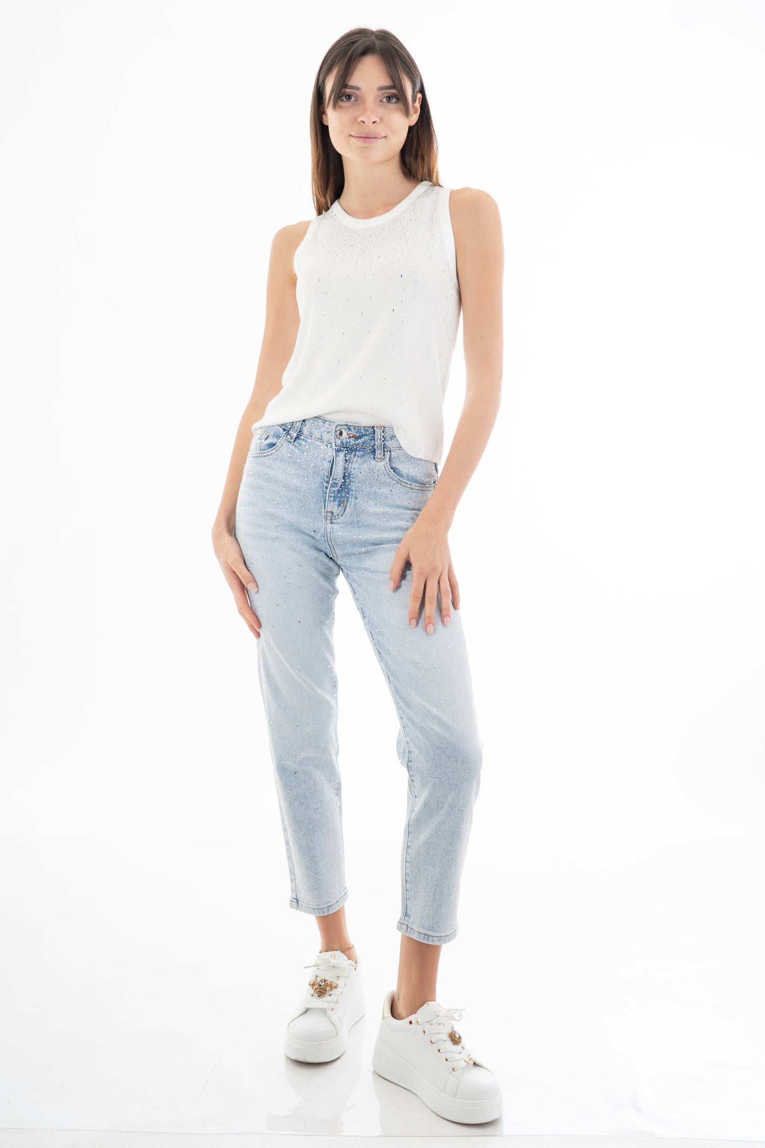 modella indossando Jeans vita alta gamba dritta con strass degradé in denim elasticizzato colore