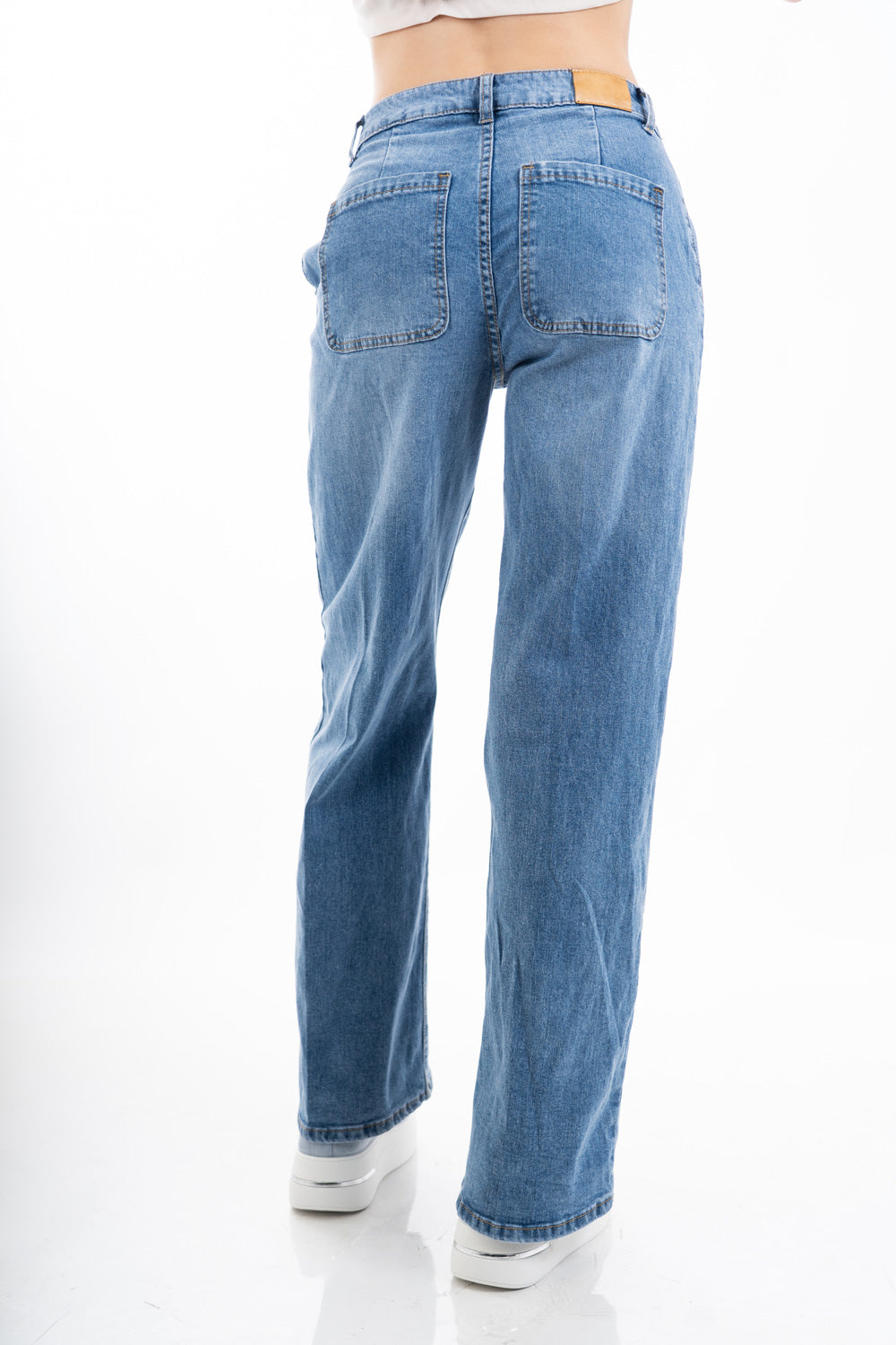 modella indossando Jeans palazzo donna a gamba larga in denim elasticizzato colore