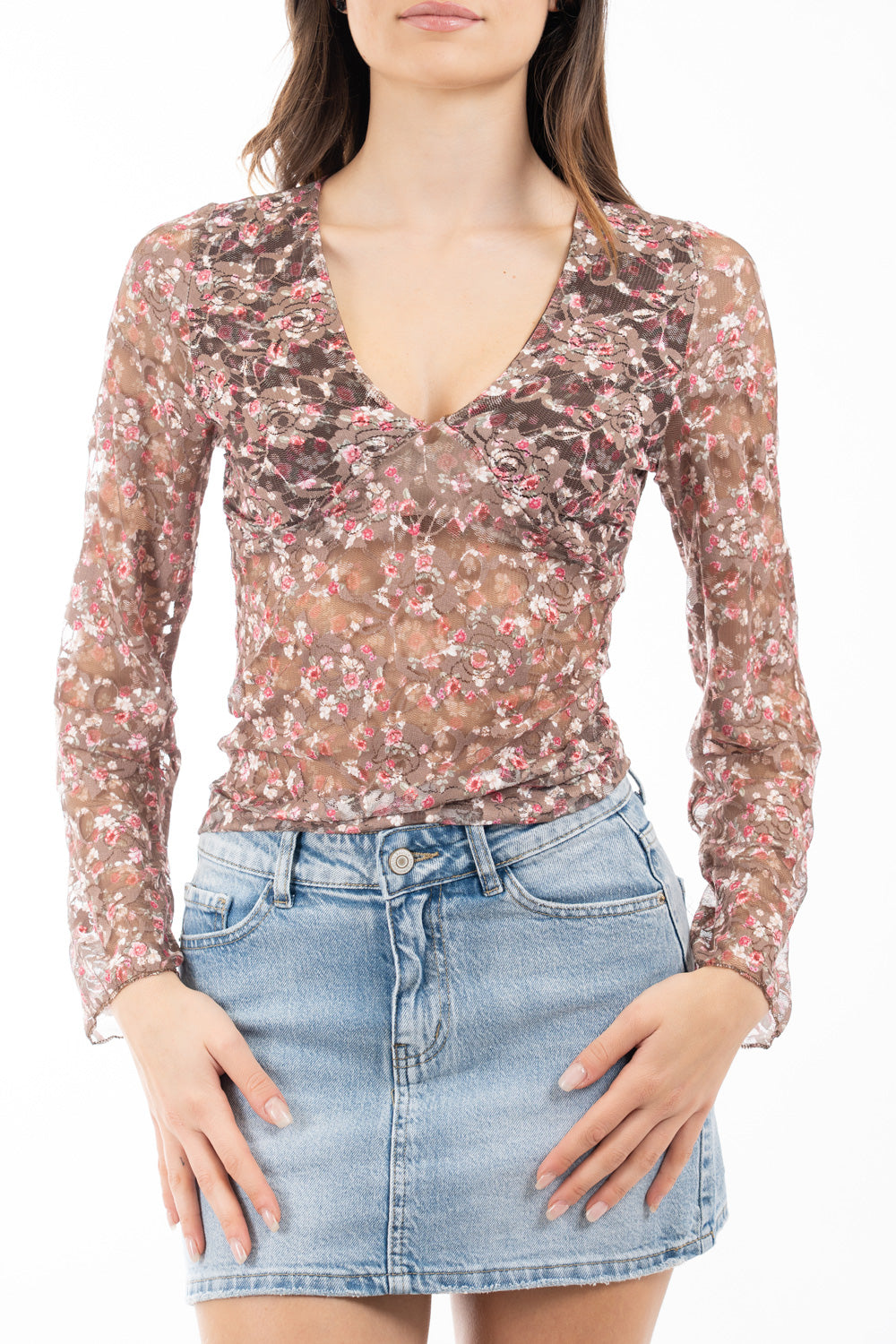 modella indossando Maglia in pizzo elasticizzato floreale con scollo a V e fodera interna colore Marrone Unica