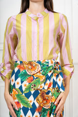 modella indossando Camicia Collo Coreana in Tencel a Righe Multicolor colore