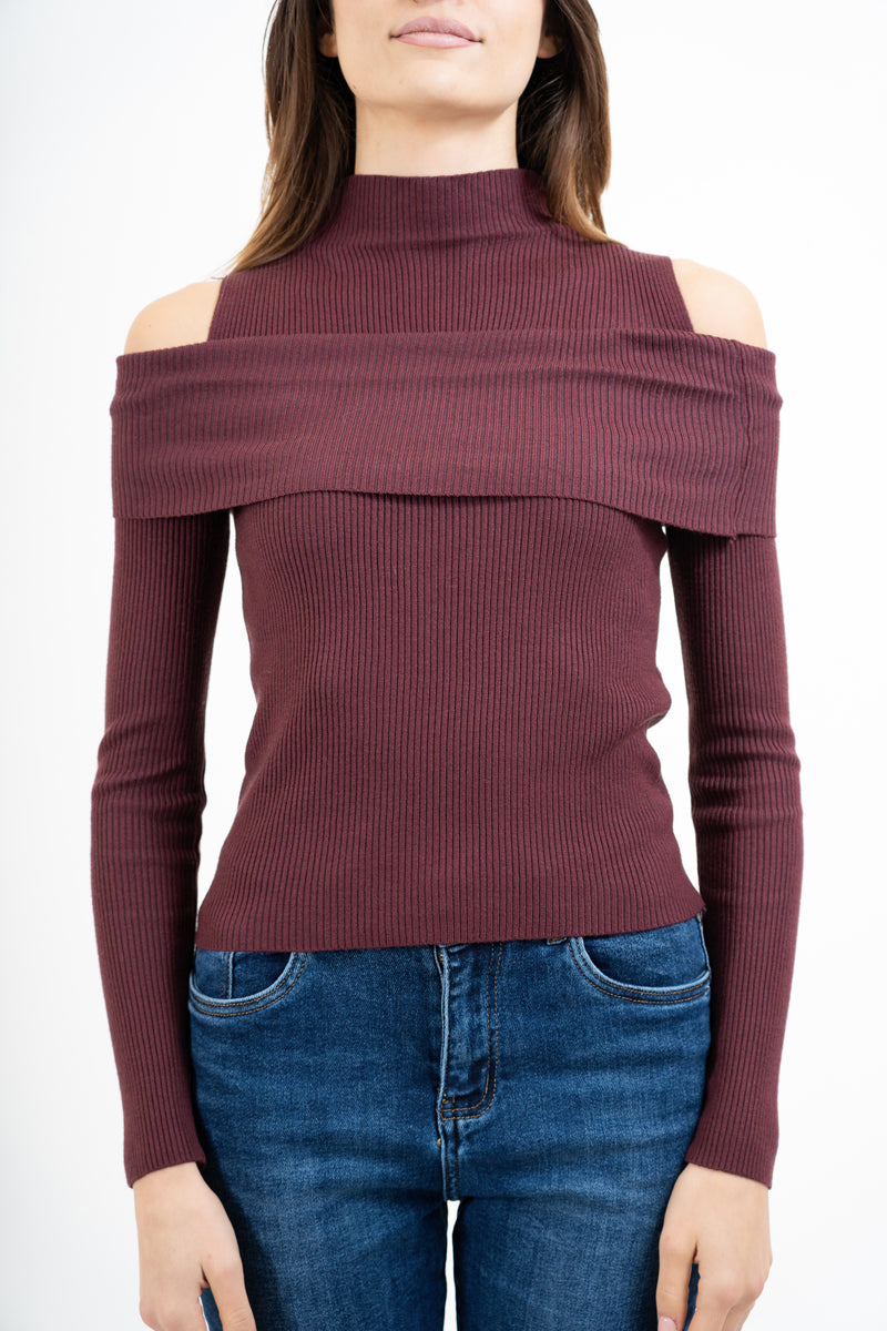 modella indossando Maglia finto twinset a costina con collo alto e spalle scoperte colore Prugna Unica