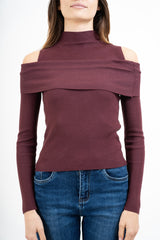 modella indossando Maglia finto twinset a costina con collo alto e spalle scoperte colore Prugna Unica