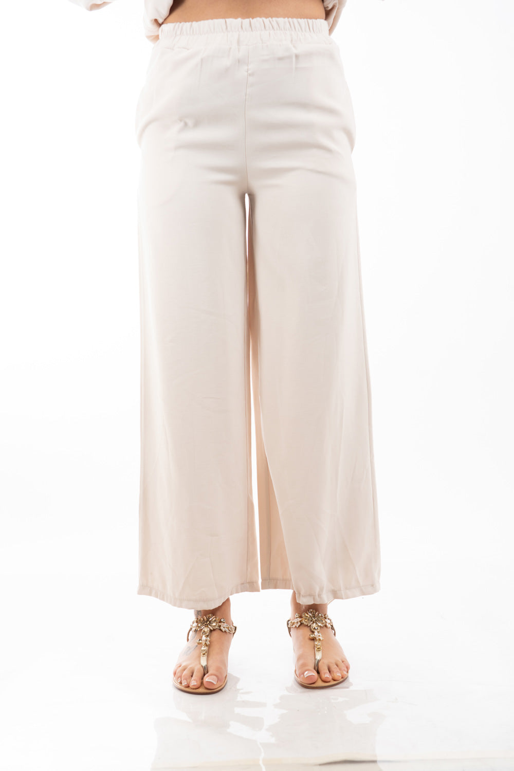 modella indossando Pantalone palazzo con elastico in vita in tela fluida misto viscosa colore Beige Unica