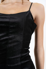 modella indossando Abito tubino in velluto liscio elasticizzato con bretelline regolabili colore