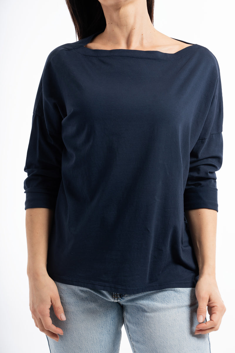 modella indossando Maglia over in cotone elasticizzato con scollo ampio e spacchi laterali colore Blu Unica