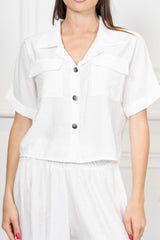 modella indossando Camicia corta con tasche in viscosa EasyWave con manica a pipistrello e bottoni effetto legno colore Bianco Unica